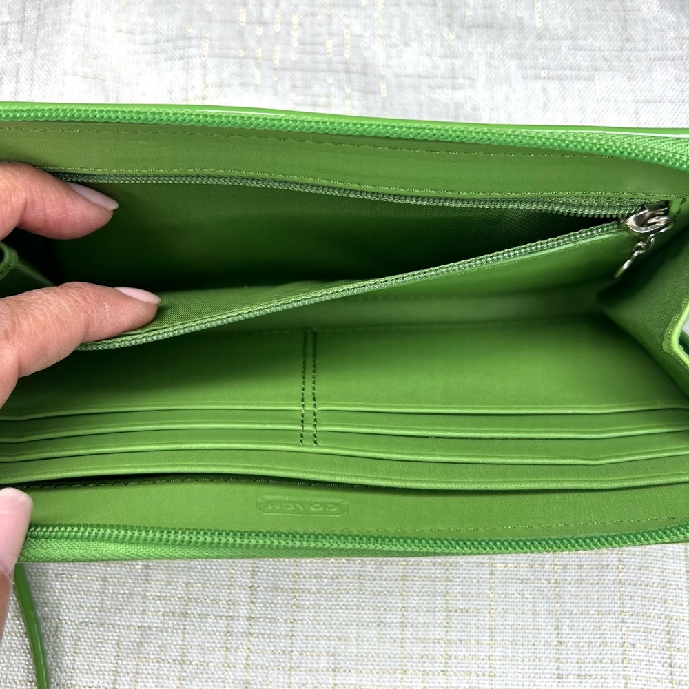Coach Vintage Vibrant Green Wristlet Wallet Silver Accents NWOT Never Used RARE - Picture 8 of 14